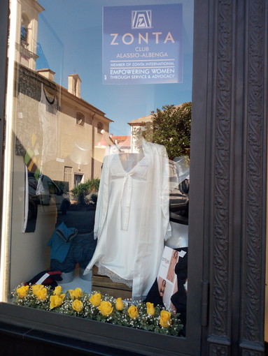 Albenga: una vetrina di rose gialle per lo Zonta Club