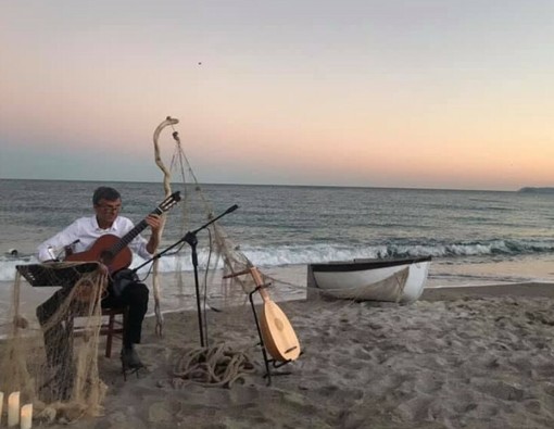 Ceriale si sveglia con la chitarra di Riccardo Pampararo con il Concerto all'Alba in piazza della Vittoria Ceriale si sveglia con la chitarra di Riccardo Pampararo con il Concerto all'Alba in piazza della Vittoria