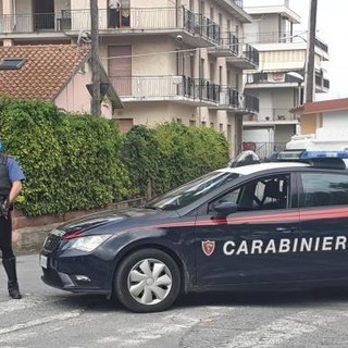Albenga, ubriaco sfascia un bar e aggredisce i carabinieri: arrestato un 36enne svizzero