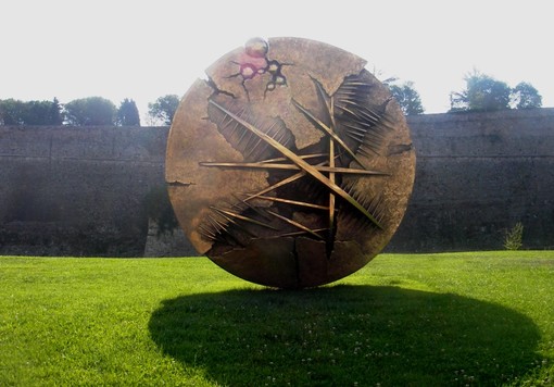 Scomparsa dello scultore Arnaldo Pomodoro: la sua "Rosa del Deserto" in bella mostra davanti al Priamar per anni Scomparsa dello scultore Arnaldo Pomodoro: la sua "Rosa del Deserto" in bella mostra davanti al Priamar per anni