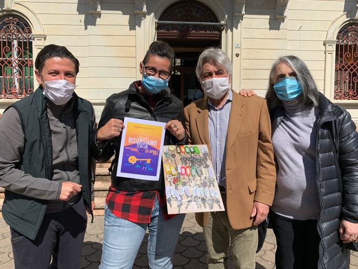 Ad Alassio il "rito" della consegna delle chiavi al Comune da parte di una piccola rappresentanza di commercianti cittadini