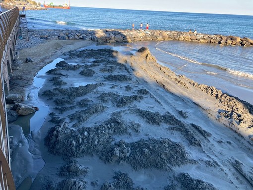 Alassio: terminato il ripascimento strutturale, ora si prosegue con la scogliera Alassio: terminato il ripascimento strutturale, ora si prosegue con la scogliera
