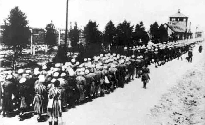 Savona, anche il vescovo Calogero Marino all'inaugurazione della panchina per le deportate a Ravensbrück Savona, anche il vescovo Calogero Marino all'inaugurazione della panchina per le deportate a Ravensbrück