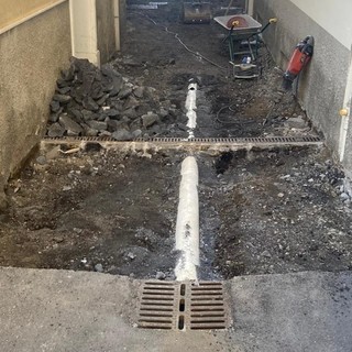 Alassio, proseguono i lavori di ripavimentazione in Borgo Coscia