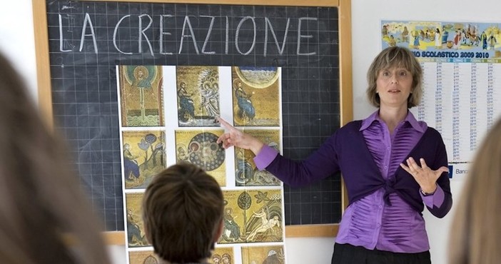 Ora di religione, il vescovo Marino: "Occasione per riflettere sui temi di attualità"