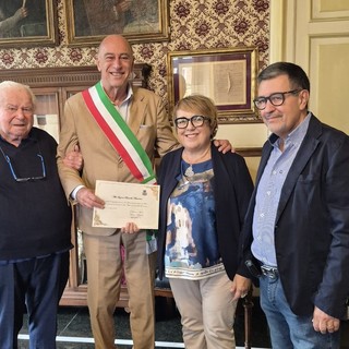 Riconoscimento del Comune di Alassio a Brunella Mascarino, turista fedele alla Città del Muretto dal 1962 Riconoscimento del Comune di Alassio a Brunella Mascarino, turista fedele alla Città del Muretto dal 1962