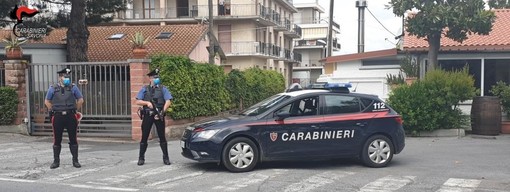 Albenga, ubriaco sfascia un bar e aggredisce i carabinieri: arrestato un 36enne svizzero Albenga, ubriaco sfascia un bar e aggredisce i carabinieri: arrestato un 36enne svizzero