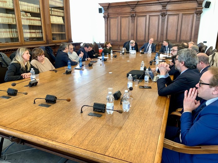 Cassoni a Pra’, l’alternativa proposta da Rixi: “Spostiamo produzione anche a Vado Ligure e Piombino” Cassoni a Pra’, l’alternativa proposta da Rixi: “Spostiamo produzione anche a Vado Ligure e Piombino”