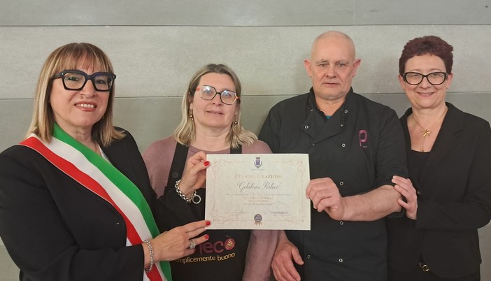 Alassio conferisce un riconoscimento alla gelateria "Perlecò" per i "2 Coni" assegnati da Gambero Rosso