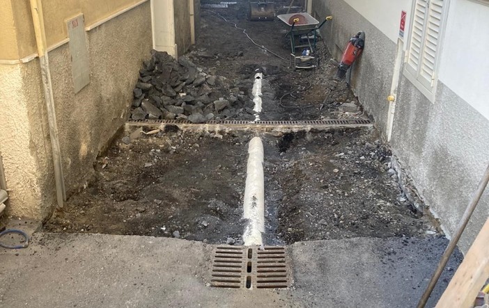 Alassio, proseguono i lavori di ripavimentazione in Borgo Coscia