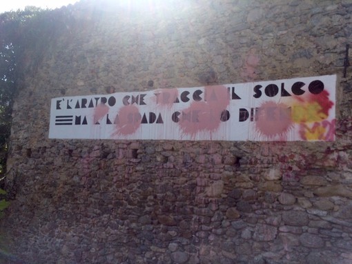 Roccavignale, imbrattata scritta risalente al periodo fascista (FOTO)