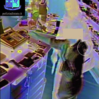 Il rapinatore incastrato dalle telecamere del locale