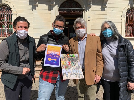 Ad Alassio il "rito" della consegna delle chiavi al Comune da parte di una piccola rappresentanza di commercianti cittadini Ad Alassio il "rito" della consegna delle chiavi al Comune da parte di una piccola rappresentanza di commercianti cittadini