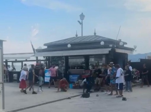 Ancora una lite “animata” ad Alassio: volano pugni, sedie e tavolini sul molo