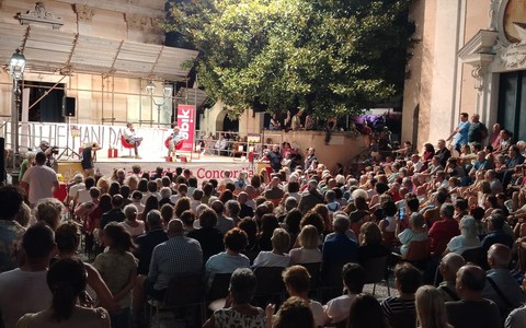 "Giù le mani da Report", Piazza della Concordia ad Albissola gremita per Sigfrido Ranucci (FOTO e VIDEO)