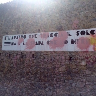 Roccavignale, imbrattata scritta risalente al periodo fascista (FOTO)