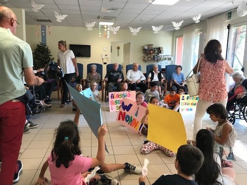 Giornata dei nonni, ad Alassio bimbi e studenti dell'alberghiero festeggiano gli ospiti della RSA "Giacomo Natale" (FOTO)
