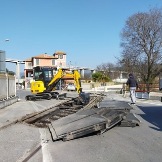 Andora, in via Carminati messa in sicurezza dei binari del vecchio tracciato ferroviario (FOTO) Andora, in via Carminati messa in sicurezza dei binari del vecchio tracciato ferroviario (FOTO)