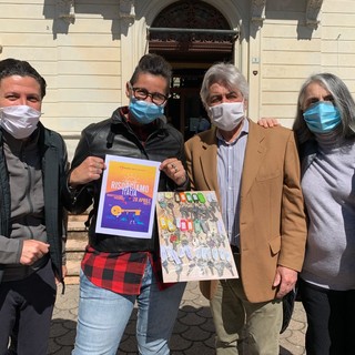 Ad Alassio il "rito" della consegna delle chiavi al Comune da parte di una piccola rappresentanza di commercianti cittadini Ad Alassio il "rito" della consegna delle chiavi al Comune da parte di una piccola rappresentanza di commercianti cittadini