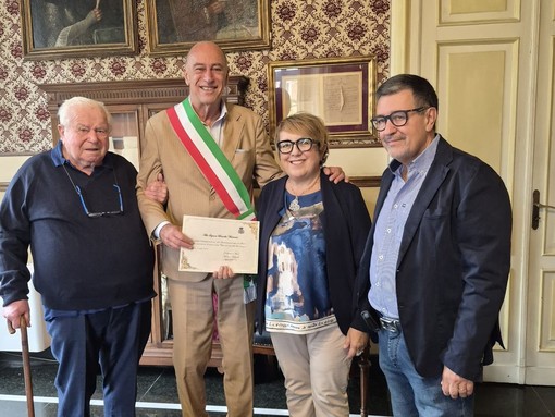 Riconoscimento del Comune di Alassio a Brunella Mascarino, turista fedele alla Città del Muretto dal 1962 Riconoscimento del Comune di Alassio a Brunella Mascarino, turista fedele alla Città del Muretto dal 1962