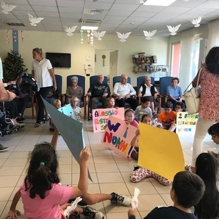 Giornata dei nonni, ad Alassio bimbi e studenti dell'alberghiero festeggiano gli ospiti della RSA "Giacomo Natale" (FOTO)