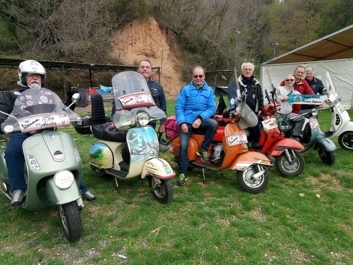 Ma quant'è bello andare in giro con la Vespa a Pietra Ligure (FOTO e VIDEO)