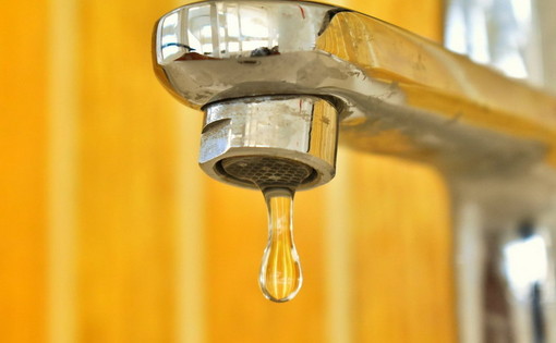 Emergenza idrica: Rivieracqua chiede ai Comuni di limitare l'uso dell'acqua e non esclude l'ipotesi razionamento Emergenza idrica: Rivieracqua chiede ai Comuni di limitare l'uso dell'acqua e non esclude l'ipotesi razionamento