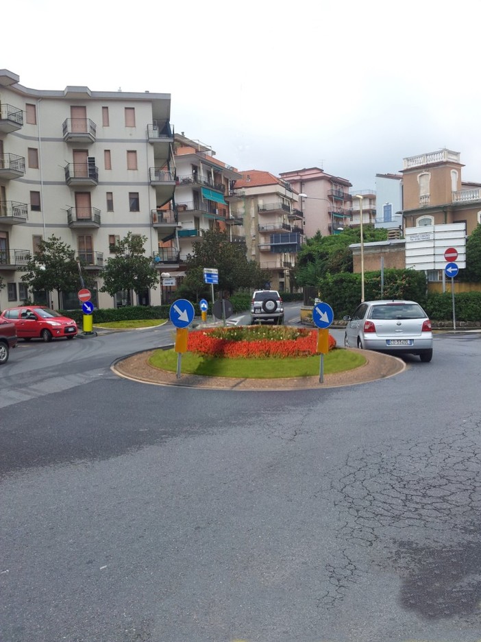 Borghetto S. Spirito: cambia volto la rotatoria dell'ex oleificio Roveraro Borghetto S. Spirito: cambia volto la rotatoria dell'ex oleificio Roveraro