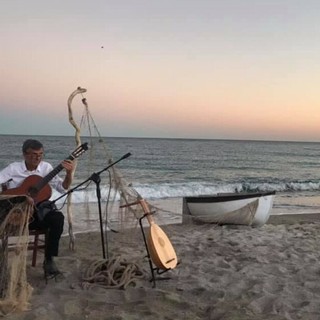 Ceriale si sveglia con la chitarra di Riccardo Pampararo con l Concerto all'Alba in piazza della Vittoria