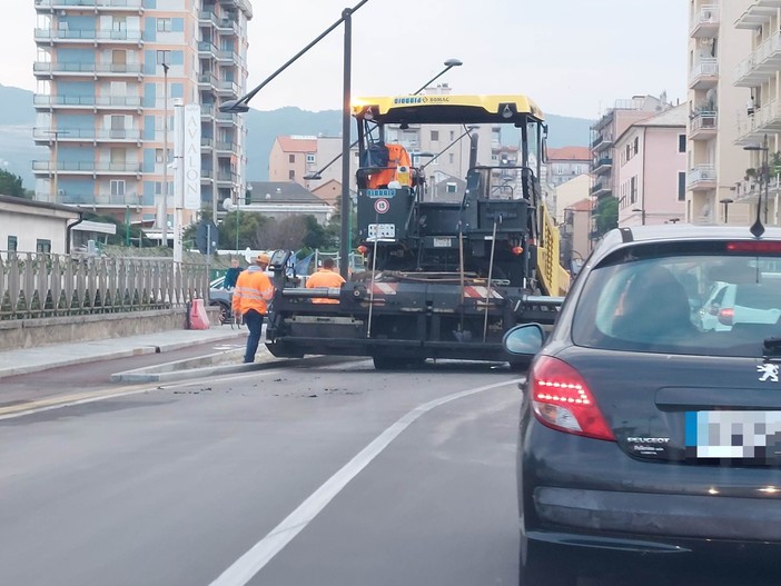 Rifacimento asfalto in via Nizza: traffico in tilt a Zinola (FOTO)