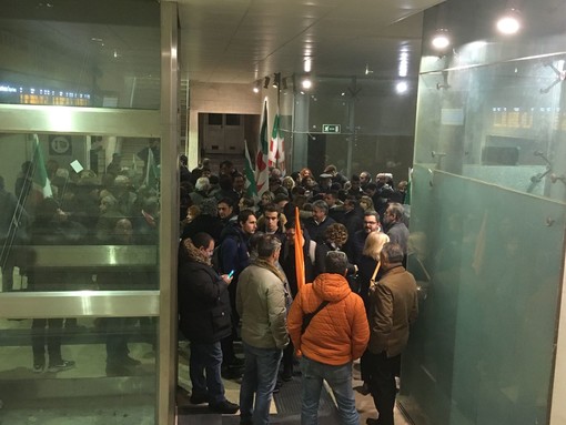 Renzi: passaggio fugace a Savona tra una folla di "fans"