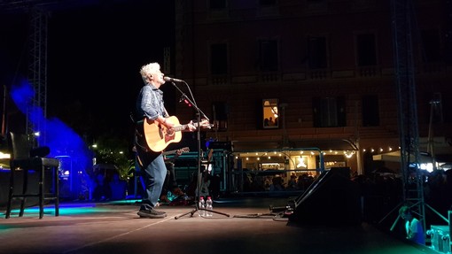 Oltre quattromila persone per il concerto di Ron al Finale Music Festival Oltre quattromila persone per il concerto di Ron al Finale Music Festival