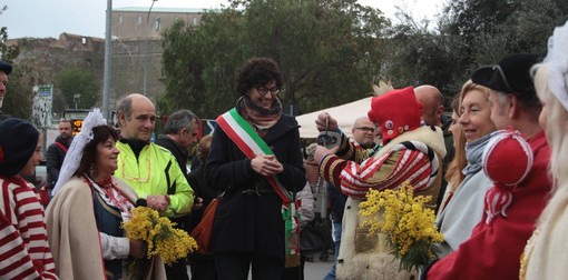 Cicciolin riconsegna le chiavi della città al sindaco: finisce il carnevale a Savona