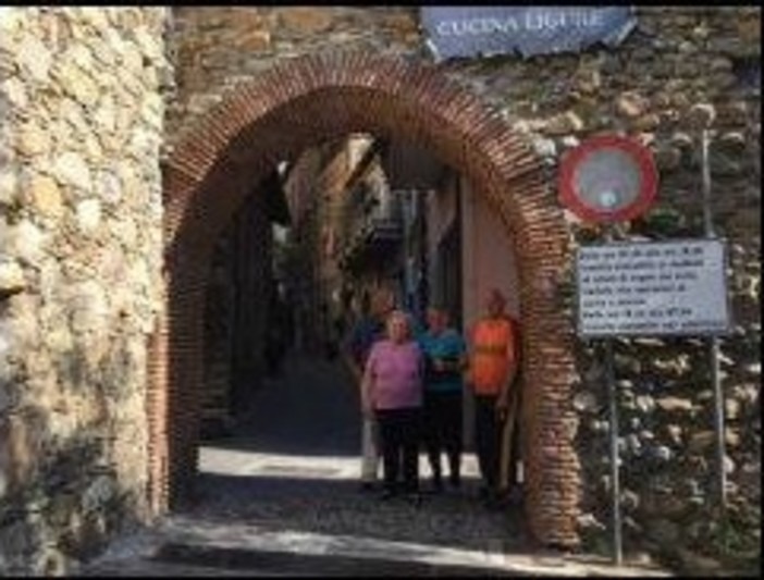 Gli ospiti della residenza Sereni Orizzonti in visita a Villanova d'Albenga