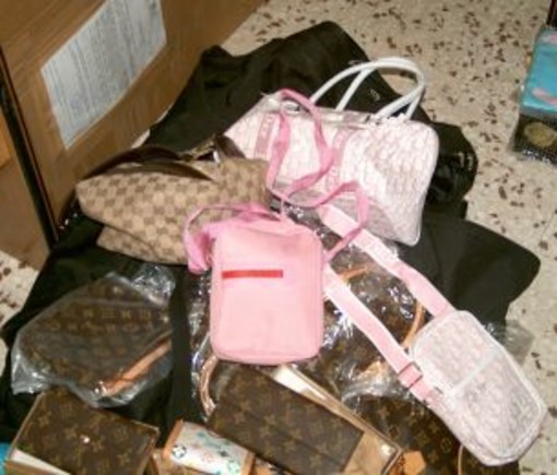 Varazze, scoperto deposito di merce contraffatta gestito da senegalesi