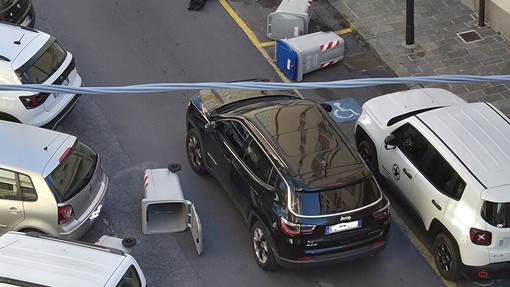 Savona, un cittadino: “Giornata di vento, bidoni a spasso: dovrà farsi male qualcuno per affrontare seriamente la situazione?”