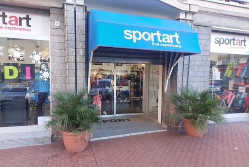 Savona, sfondano la vetrina con un'auto e rubano piumini e zaini: furto da Sportart in via Trilussa Savona, sfondano la vetrina con un'auto e rubano piumini e zaini: furto da Sportart in via Trilussa