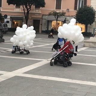 Savona, palloncini in cielo per la Giornata mondiale contro i tumori infantili (FOTO e VIDEO)