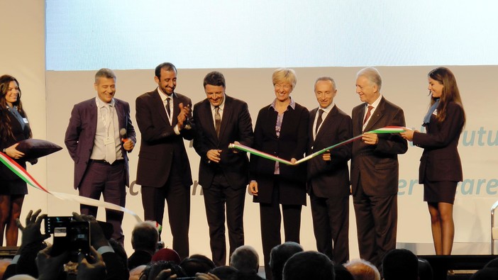 Tra sole, proteste e Renzi inaugurato il nuovo stabilimento Piaggio Tra sole, proteste e Renzi inaugurato il nuovo stabilimento Piaggio