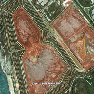 Alcoa: operai si gettano in mare per impedire l'attracco dei traghetti