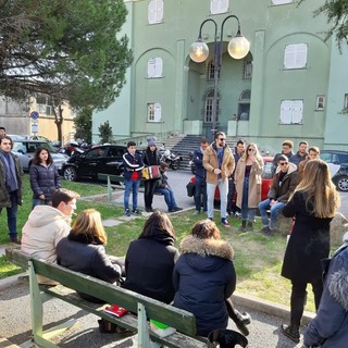 Savona, gli studenti della biblioteca Barrili si oppongono al dimezzamento dell'orario: "Non ci stiamo, non si taglia la cultura"