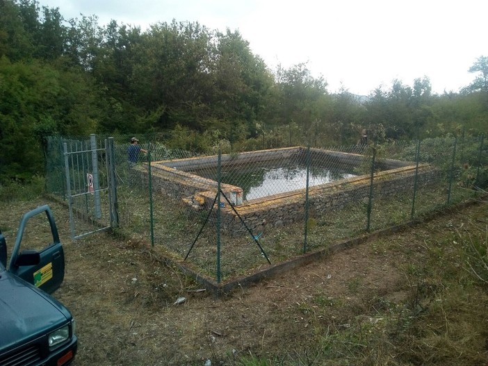 Stellanello: i volontari Aib dell'Unione dei Comuni di Montarosio Valmerula puliscono la vasca d'approvvigionamento elicotteri Stellanello: i volontari Aib dell'Unione dei Comuni di Montarosio Valmerula puliscono la vasca d'approvvigionamento elicotteri