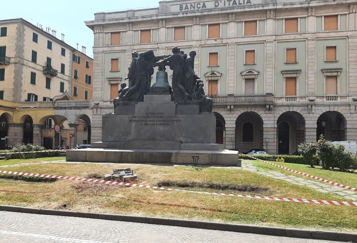 Savona, i festeggiamenti per la vittoria dell'Italia creano danni in piazza Mameli: ingenti problemi all'impianto di irrigazione (FOTO)