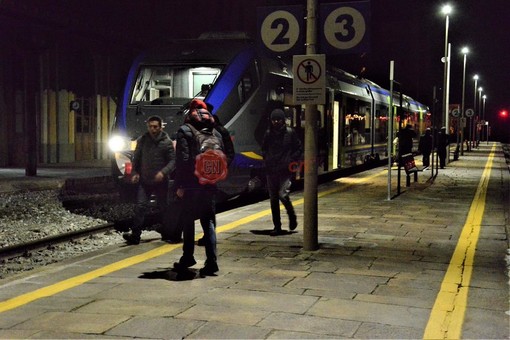 A fuoco uno "scambio" ferroviario a Savigliano, ritardi sulla linea Torino-Savona