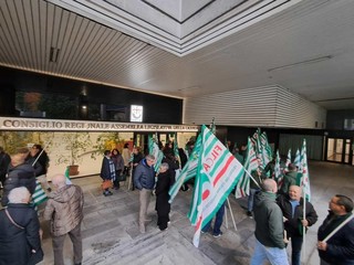 Le proteste durante il consiglio regionale sulla riforma sanitaria