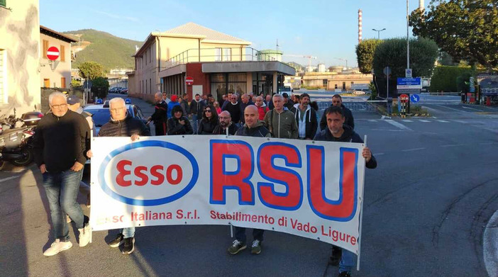 Licenziamenti Esso di Vado, i sindacati chiedono di rivedere le date di uscita dei lavoratori