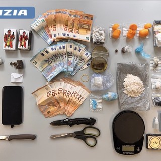 Bazar dello spaccio, la squadra mobile arresta due uomini: quattro gli etti di droga sequestrata