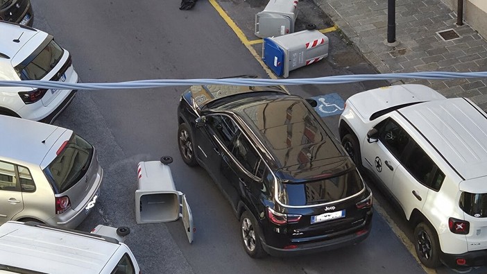 Savona, un cittadino: “Giornata di vento, bidoni a spasso: dovrà farsi male qualcuno per affrontare seriamente la situazione?”