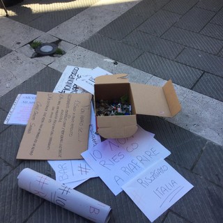 Savona, i commercianti scendono in piazza e consegnano simbolicamente le chiavi al sindaco (FOTO) Savona, i commercianti scendono in piazza e consegnano simbolicamente le chiavi al sindaco (FOTO)