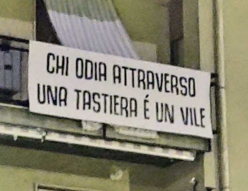 Uno striscione contro gli insulti social, l'ex consigliere provinciale Nicolick: "Chi odia attraverso una tastiera è un vile" Uno striscione contro gli insulti social, l'ex consigliere provinciale Nicolick: "Chi odia attraverso una tastiera è un vile"